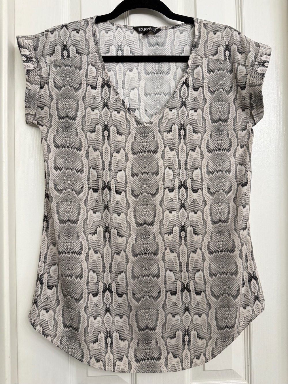 7121 Express Women's Snake Print V-Neck Top - Gray/White Size